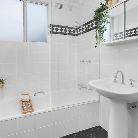 Full brick apartment at walk-to-everywhere address - Photo 4