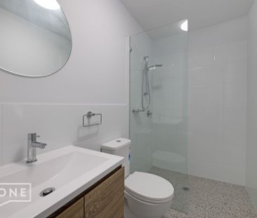 Stunning Brand New 3 bedroom Townhouse with Garage plus an extra parking space, Opposite the University of Newcastle & close to The Mater Hospital - Photo 5