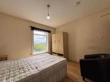 1 bedroom in a house share to rent - Photo 2