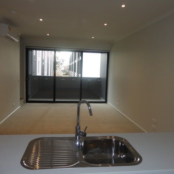 Two Bedroom Townhouse - Clayton Central Location-Hop to Train Station - Photo 1