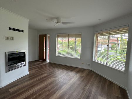 LUXURY CBD TOWNHOUSE THAT MAKES A STATEMENT ON A 412 SQM CORNER BLOCK - Photo 4