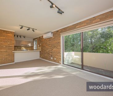 “Stylishly Updated Top-Floor Apartment in the Heart of Kew” - Photo 4