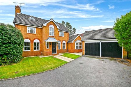 A large six bedroom detached family home to rent, towards the end of a cul de sac location within the ever popular Airfield development in Woodley. - Photo 2