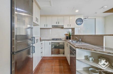 Fully Furnished 2 Bedroom, 2 Bathroom Apartment with City Views - Photo 4