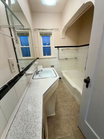 For Lease - 138 Glenwood Crescent, Toronto, Ontario - Photo 2