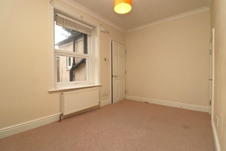 2 bedroom maisonette to rent - Photo 2