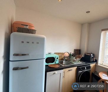 1 bedroom in a flat share to rent - Photo 5