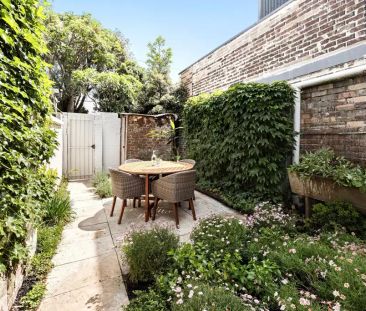 Charming Newtown Home with Private Courtyard - Photo 5