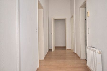 2 Zimmer • schickes Laminat • Tageslichtbad mit Wanne • Stellplatz • Erdgeschoss • was will man mehr - Foto 2