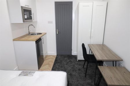 1 bedroom in a house share to rent - Photo 2