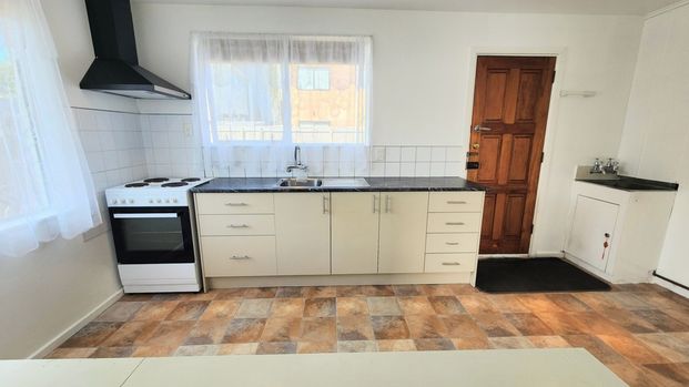 Sunny 2-Bedroom Home in Waltham – Comfort and Convenience Await! - Photo 1