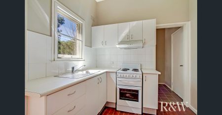 Tidy 3 Bedroom Home - Photo 2