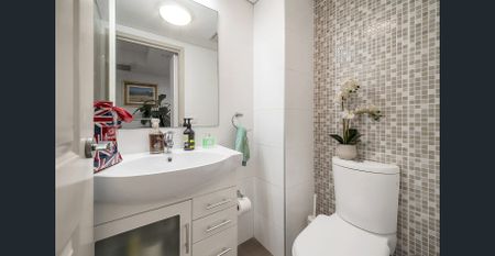 AMAZING LOCATION, CITY VIEWS, FULLY FURNISHED LARGE 3 BEDROOM 2 LEVEL 2 BATHROOM AND TOILET - Photo 3