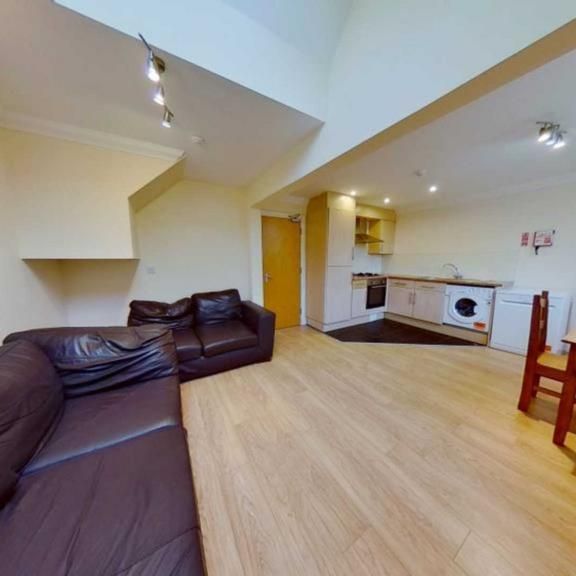 4 bedroom flat to rent - Photo 1