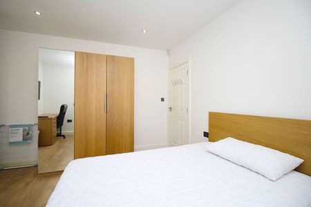 1 bedroom in a house share to rent - Photo 2
