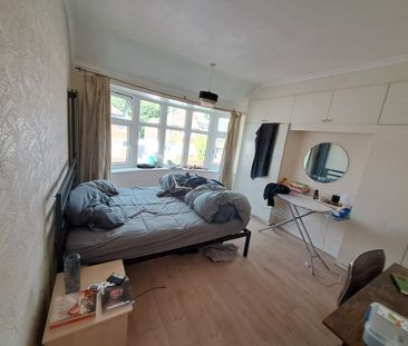 4 Bed Semi-Detached House, Finchley Road, M14 - Photo 5