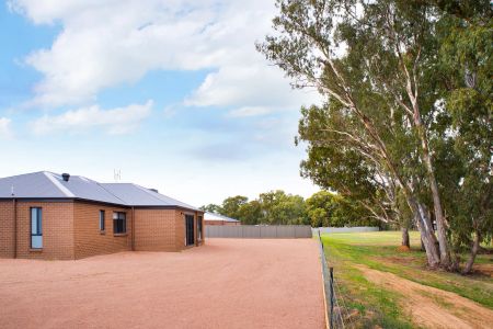 Peaceful living in Huntly, in large family home - Photo 5