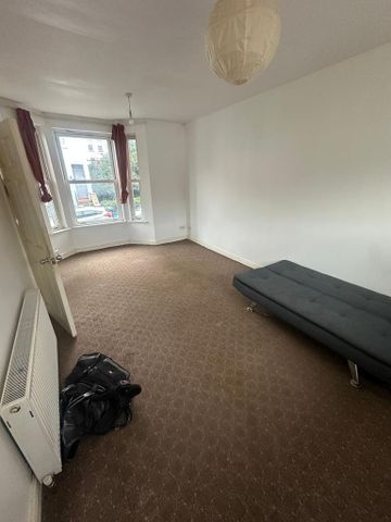 3 bedroom flat to rent - Photo 2