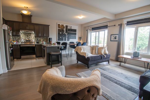 **STUNNING** 3 Bedroom Townhouse in St. Catharines!! - Photo 1