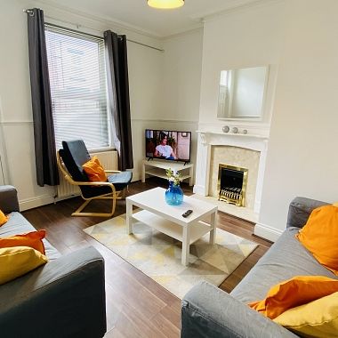 Individual Room in a fantastic 5 double bedroom student house - Photo 1