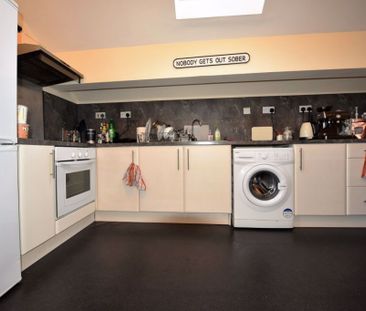 2 bedroom Flat in 1 Low Close Street, Leeds - Photo 1