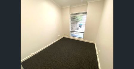 SPACIOUS HOMETTE WITH PRIVATE COURTYARD, IN A WONDERFUL LOCATION! - Photo 4