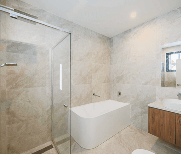 Spacious & Stylish 5 Bedroom Home in Prime Location - Photo 6