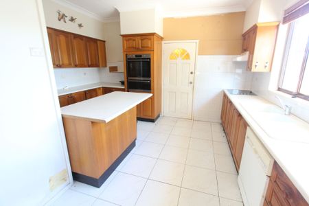 Walking Distance to Warwick Farm Station - Photo 4