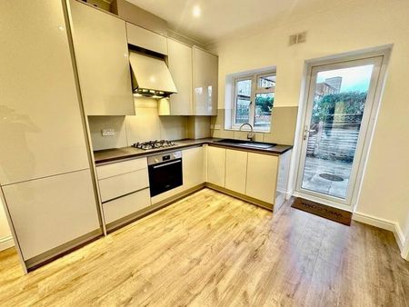 2 Bed Flat, Very Near Balfour Road Area, W3 - Photo 2