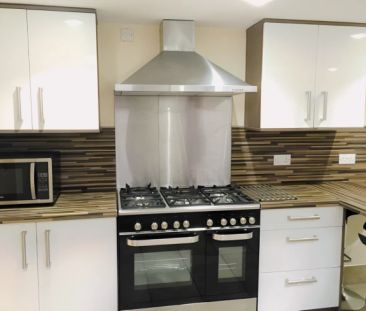 8 Bedroom 8 Bathroom - Photo 2