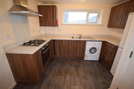 3 bedroom flat to rent - Photo 4