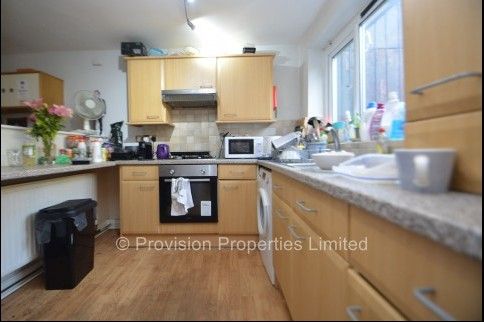 4 Bedroom to Rent Near Leeds University - Photo 1