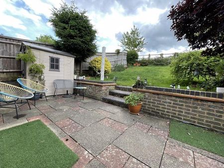 4 bedroom detached house to rent - Photo 2