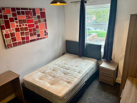 1 bedroom in a house share to rent - Photo 4