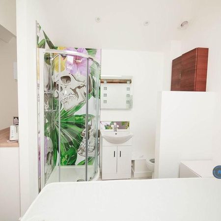 1 bedroom in a house share to rent - Photo 4