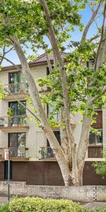 Freshly Painted & Beautifully Updated 2 Bedroom Apartment with Air Conditioning & Parking - Photo 4