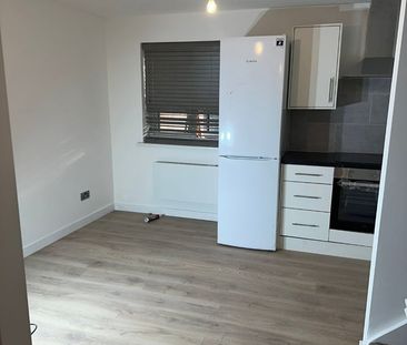 Studio Flat, Fenman Gardens, IG3 - Photo 2