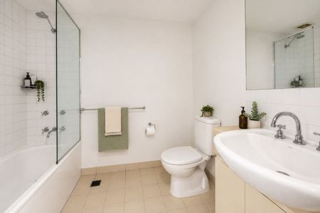 Apartment Living in the Heart of Kensington - Photo 4