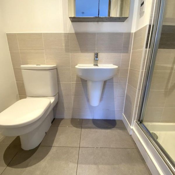 Jelley Way, Woking - 4 bedrooms Property for lettings - Seymours - Photo 1