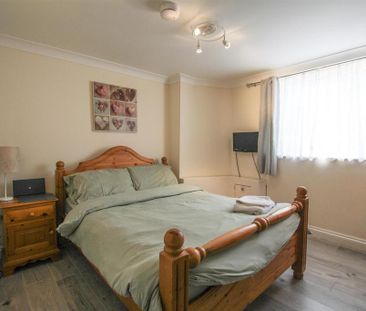 3 bedroom flat to rent - Photo 6