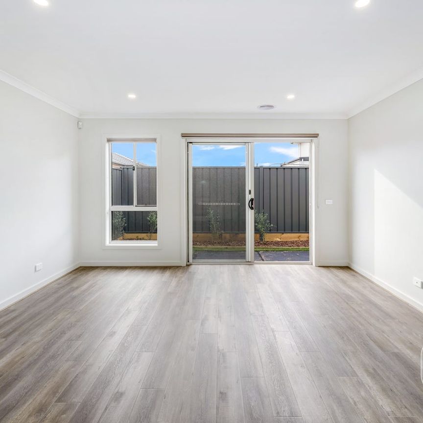 Stylish and Spacious Living in the Heart of Truganina I 3Bed 2Bath 1Car - Photo 1