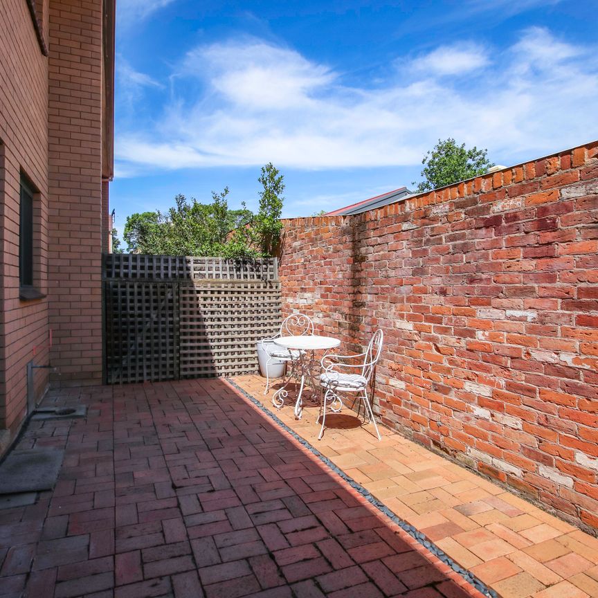 Central Furnished Two Bedroom Townhouse - Photo 1