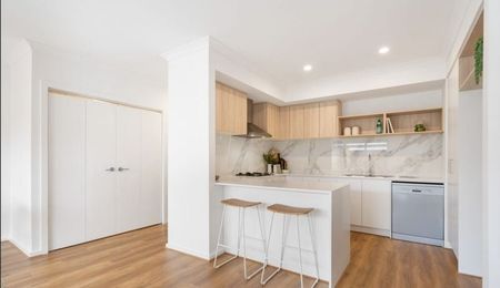 Stylish Town House in the heart of the Modeina Estate - Photo 2