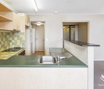 Walk to Story Bridge | Stylish 1 Bedroom Apartment with Parking - Photo 5