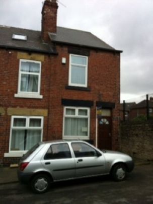 2 Bed - Well Presented 2 Bedroom Property With An Additional Room - Photo 1