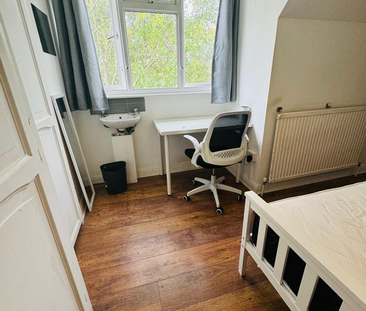 1 bedroom in a house share to rent - Photo 2