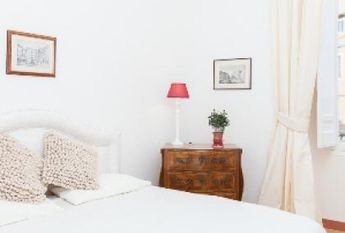 Center-Historic Jewish Quarter: Elegant apartment situated in beautiful Palazzo Nobiliare. Entrance, spacious living with original wood frescoed ceilings, large modern dining and kitchen, 4 bedrooms, 4 Baths, small terrace. #1527