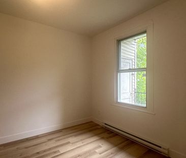 Verdun - Logement de 2 chambres complètement rénové, avec cour, off... - Photo 5