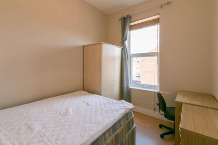 3 bedroom flat to rent - Photo 3