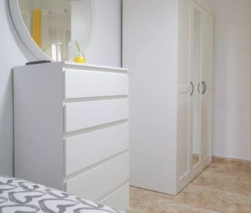 Double bed in Room in a shared 4-bedroom apartment for rent in San ... - Foto 5